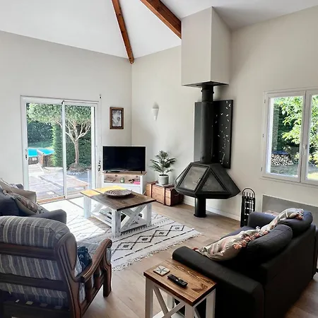 Charming Villa, Tranquillity By The Forest *
